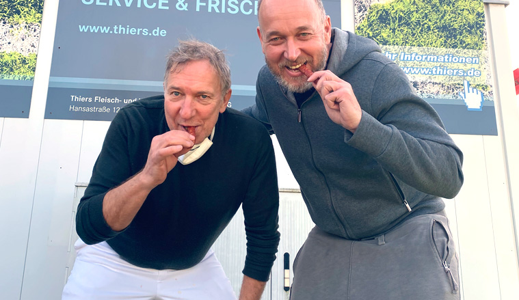 (v.l.), Oliver Thiers, Geschäftsführer der Thiers Fleisch- und Wurstwaren GmbH, und Kinderlachen-Mitgründer Christian Vosseler freuen sich über die regelmäßige Spendenaktion für „Jedem Kind seinen Verein“. Foto Kinderlachen.